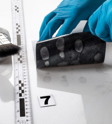 Disclosure of forensic evidence using fingerprint powders.