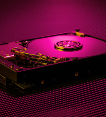 inside-of-hard-disk-drive-on-the-carbon-background-2025-10-16-11-48-50-utc